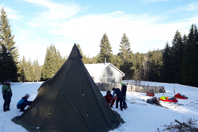 campement hivernal dans le jura suisse