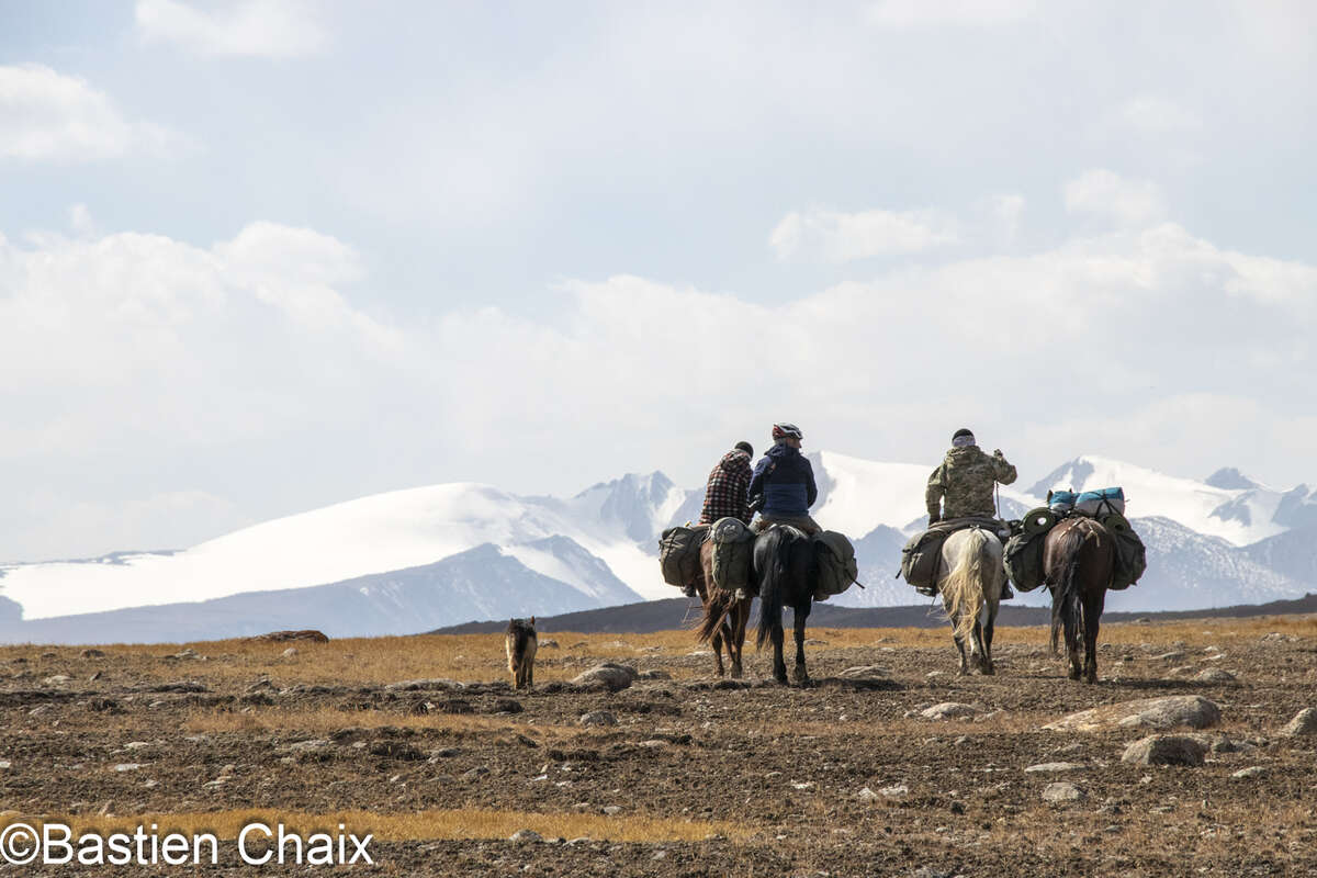 Cavaliers se déplaçant sur les hauts plateaux kirghizes - Voyage Amarok l'Esprit Nature