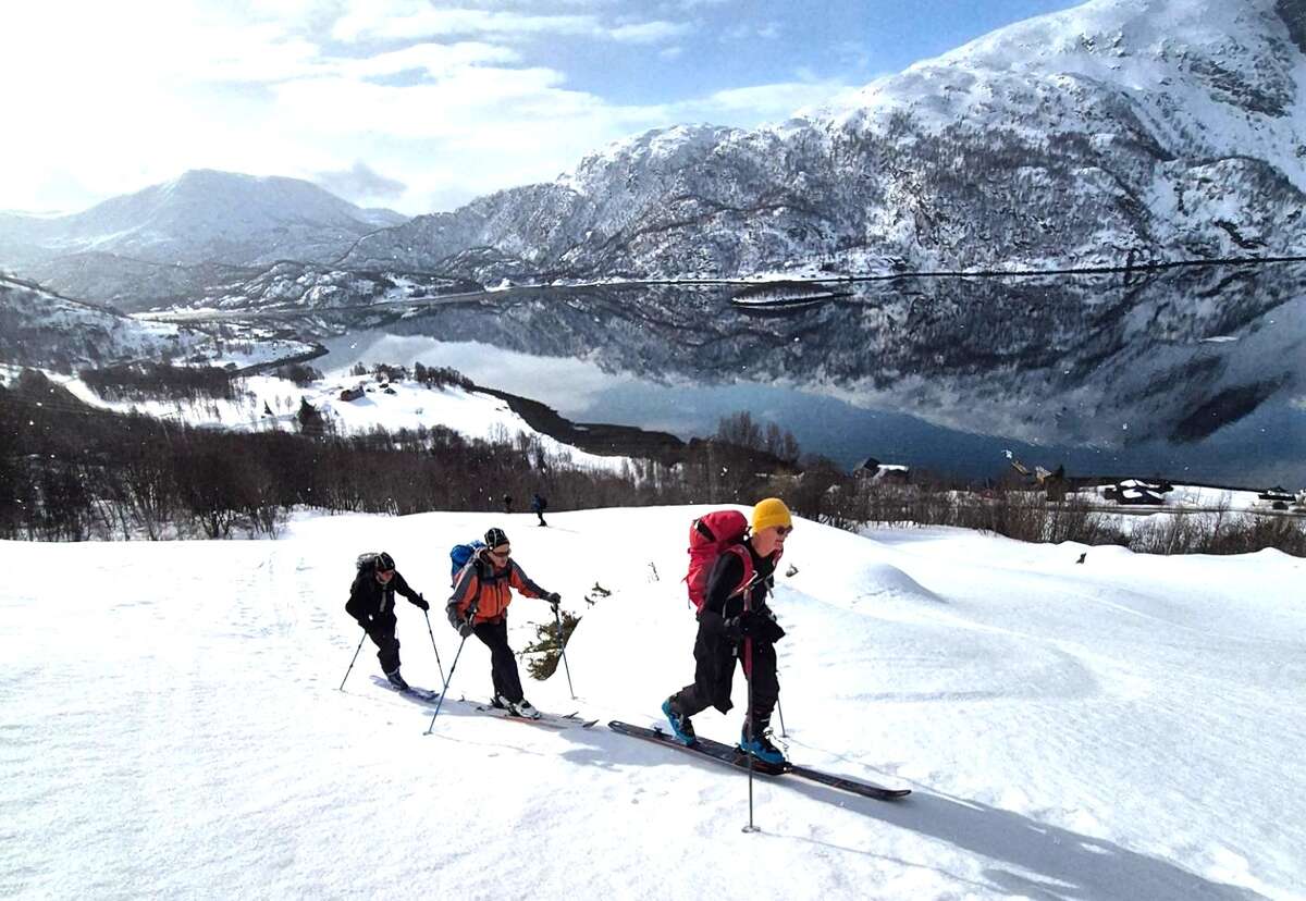 Groupe en ski de randonnée au Finnmark, Norvège arctique