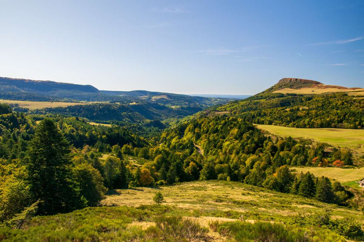 Panorama sur les vallées boisées, les prairies et les reliefs verdoyants des montagnes ardéchoises