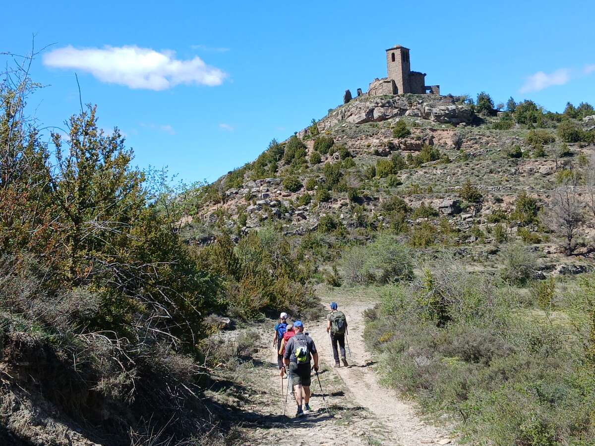 Randonneurs rejoignant un ermitage roman dans la Sierra de Guara