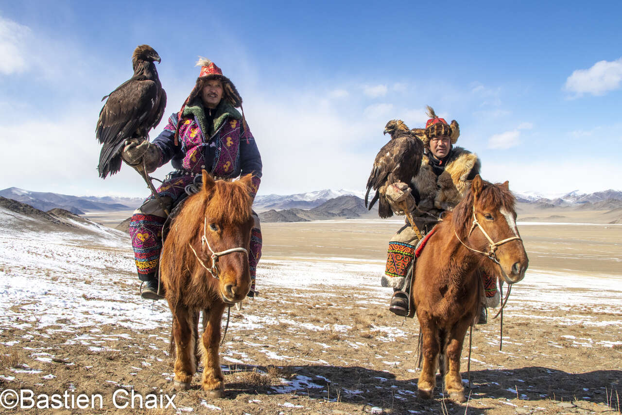 2 Aigliers kazakhs à cheval sur fond de steppe - Voyage Amarok l'Esprit Nature