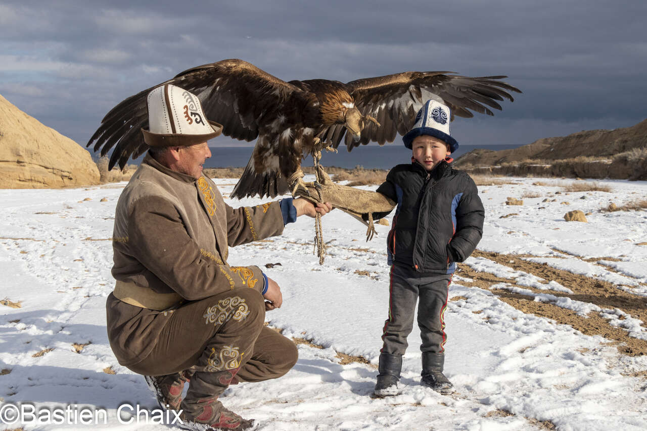 Aiglier kirghize présentant son aigle et accompagné de son petit-fils - Voyage Amarok l'Esprit Nature