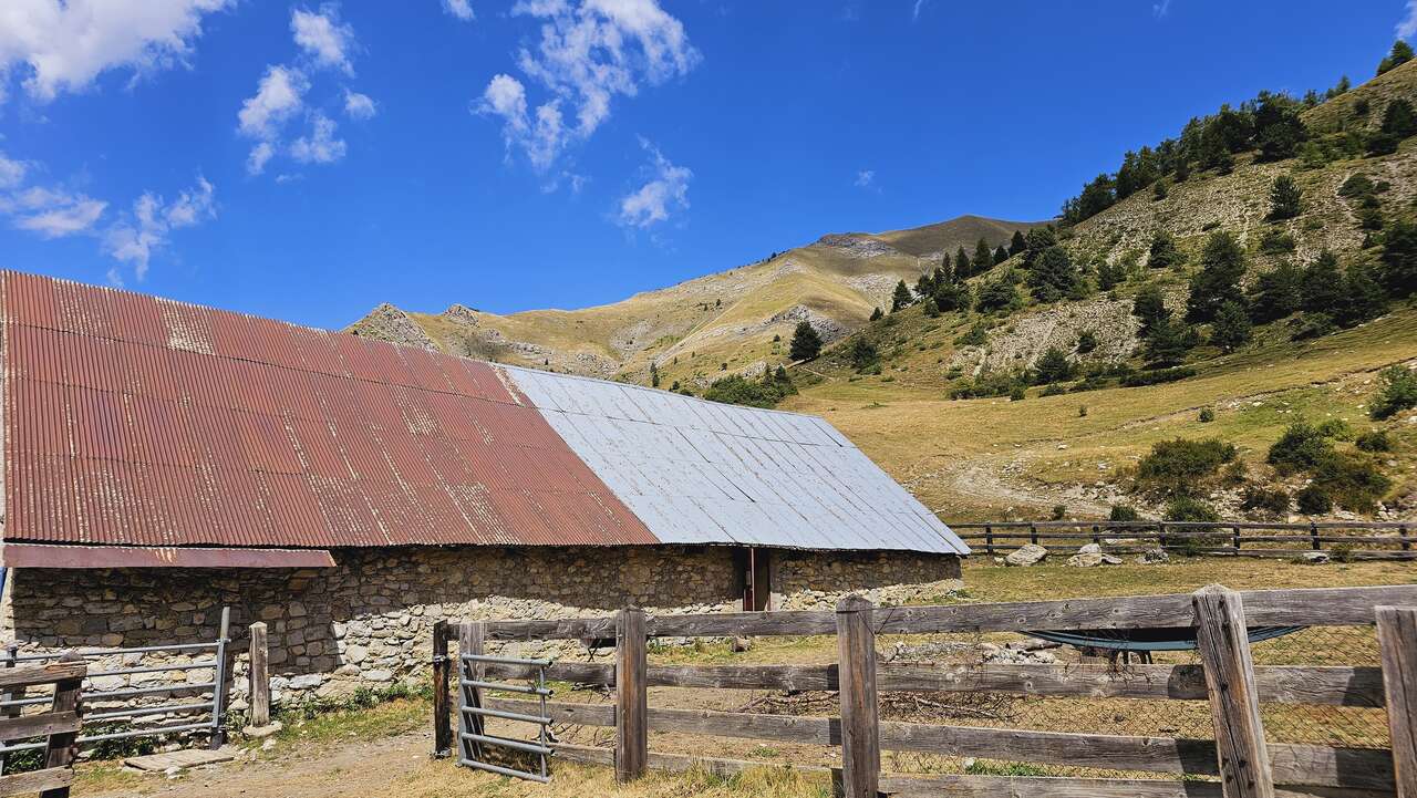 Ancien bâtiment pastoral en pierre au cœur des montagnes