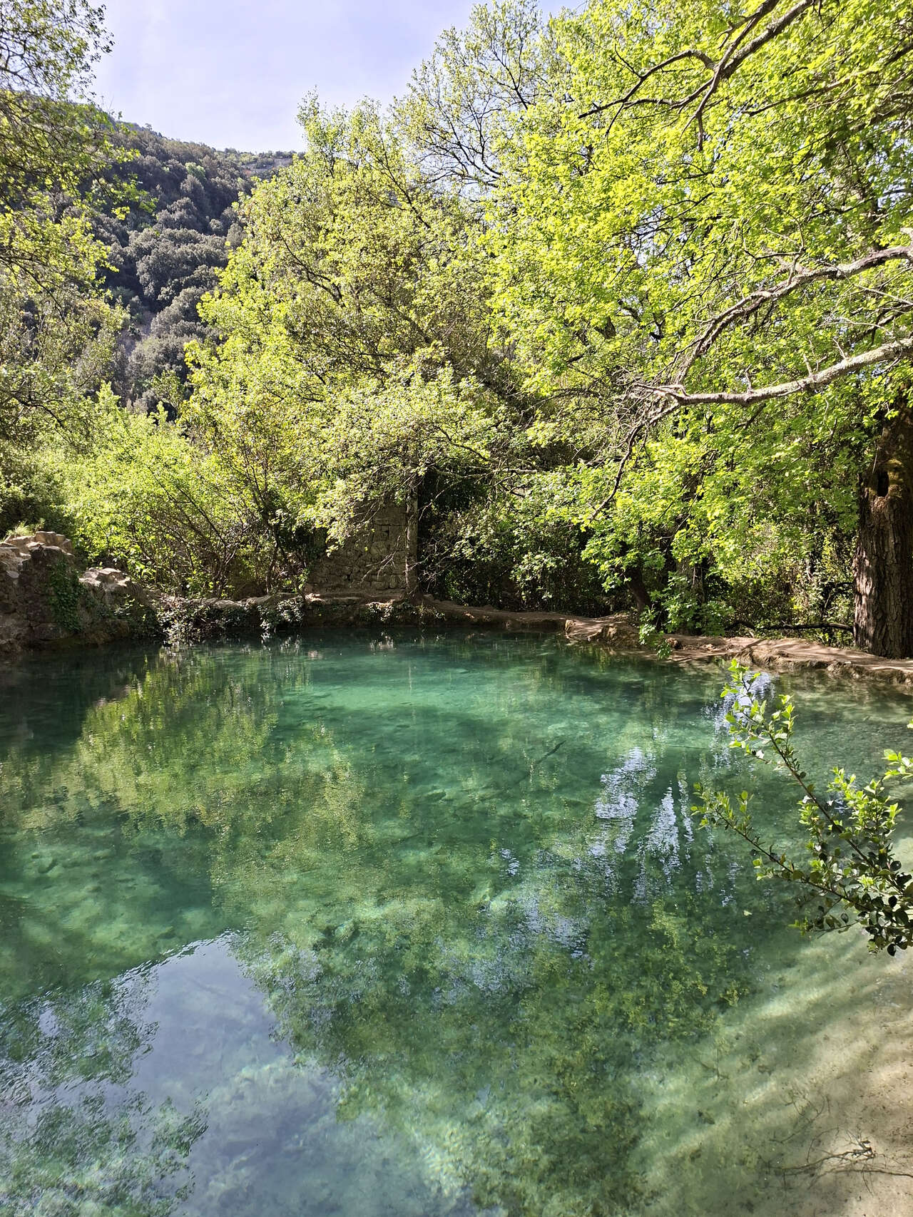 Ancien moulin du Tiourre et vasque d’eau turquoise au cœur des gorges secrètes de l’Ardèche