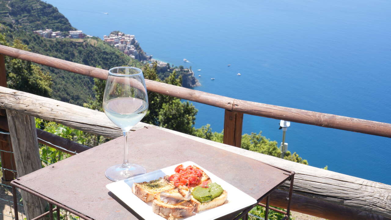 Bruschettas et verre de vin blanc avec vue sur les Cinque Terre