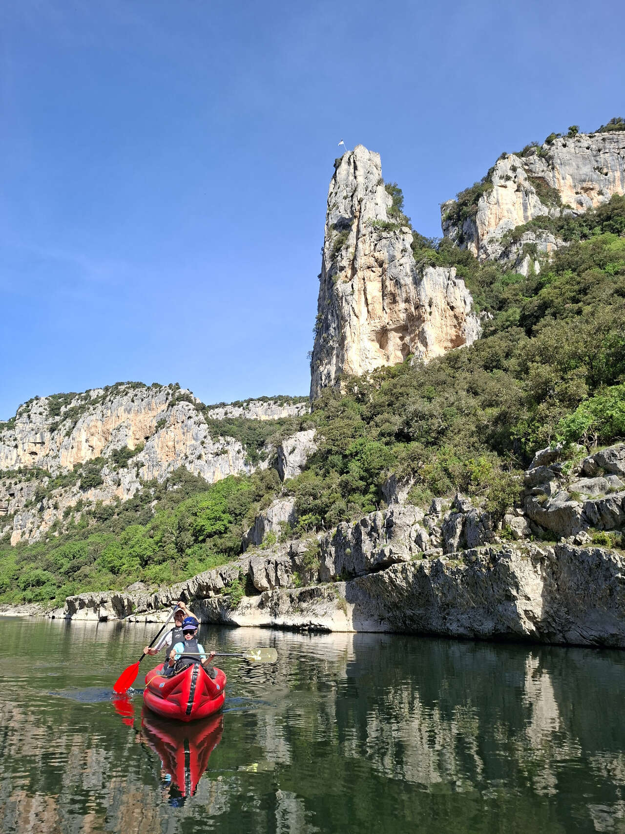 Canoë au pied du rocher de la Cathédrale dans les gorges de l’Ardèche