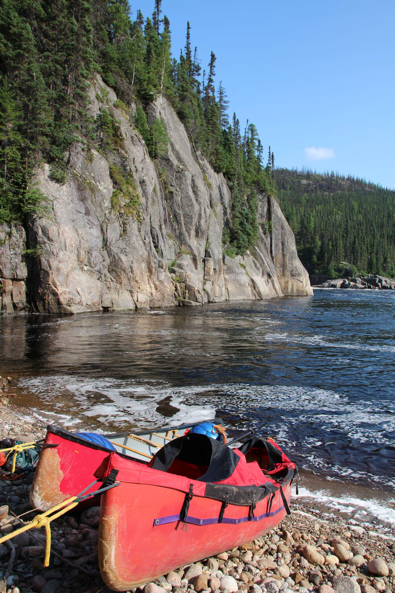 Canoe en bord de rivière