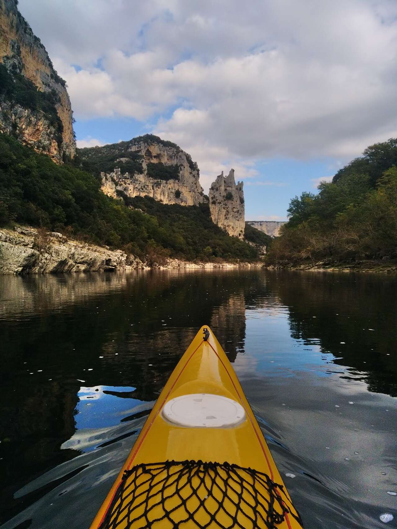 canoë jaune sur la rivière Ardèche lors d'un séjour Amarok