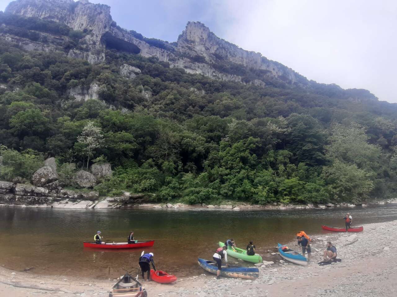 Canoës en bord de l'Ardèche pour un séjour descente rivière Amarok l'Esprit Nature