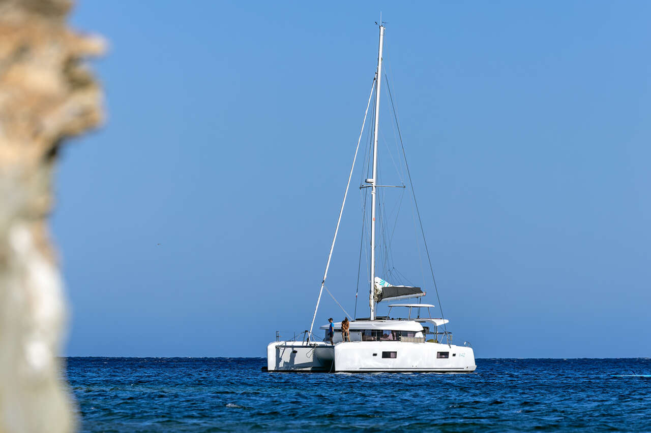 Catamaran blanc au mouillage sur une mer bleue au large des côtes méditerranéennes