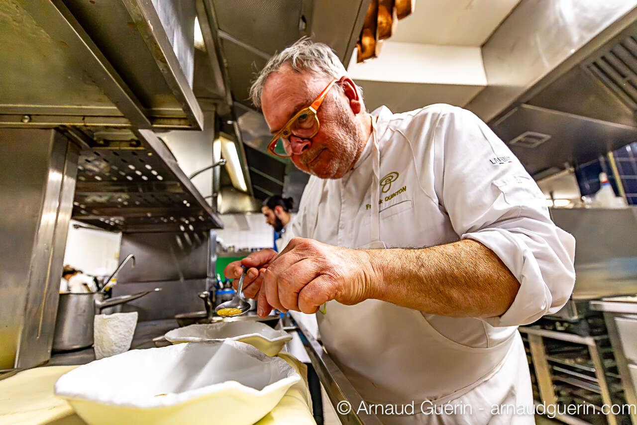 Chef Franck Quinton en cuisine au Manoir du Lys en Normandie