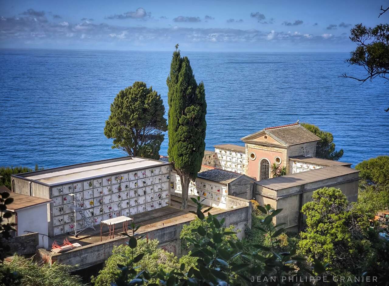Cimetière marin dominant la Méditerranée sur la côte ligure
