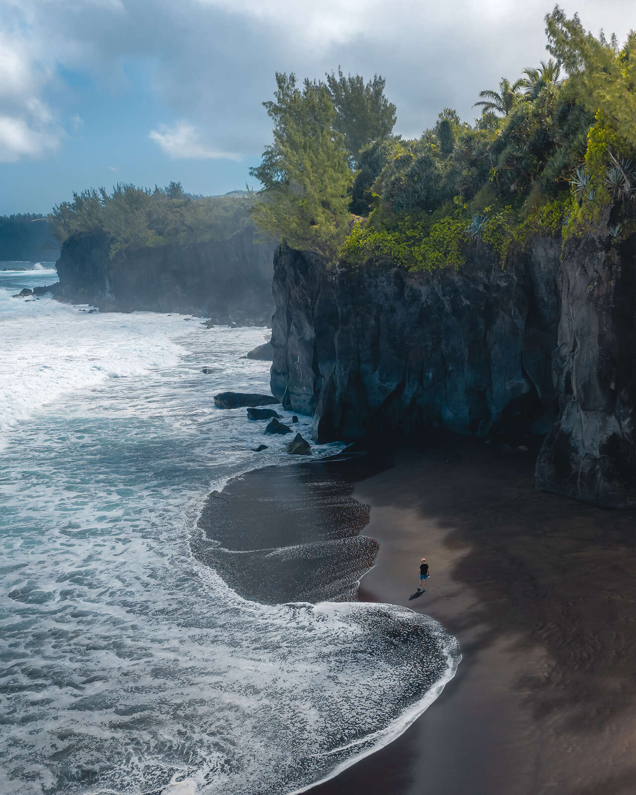 Côte sauvage de Manapany avec falaises volcaniques et plage de sable noir à La Réunion