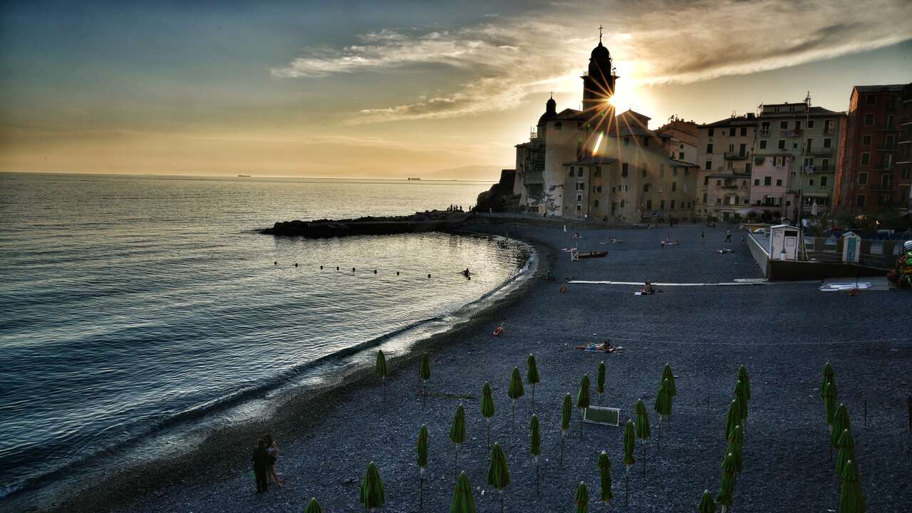 Coucher de soleil sur la plage et l'église de Camogli en Ligurie