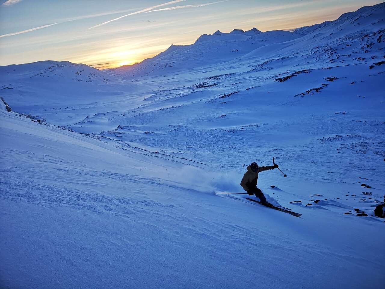 Descente à ski hors-piste dans le massif du Storstein en Norvège
