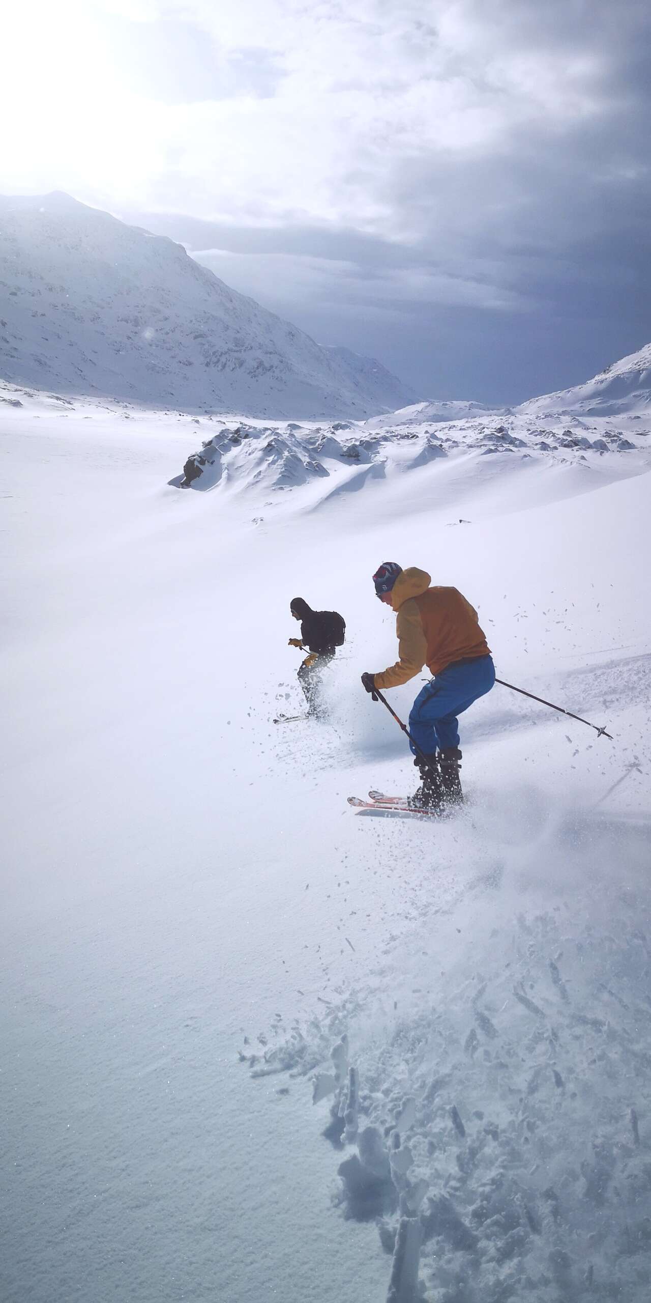 Descente à ski nordique dans la neige poudreuse du massif du Storstein