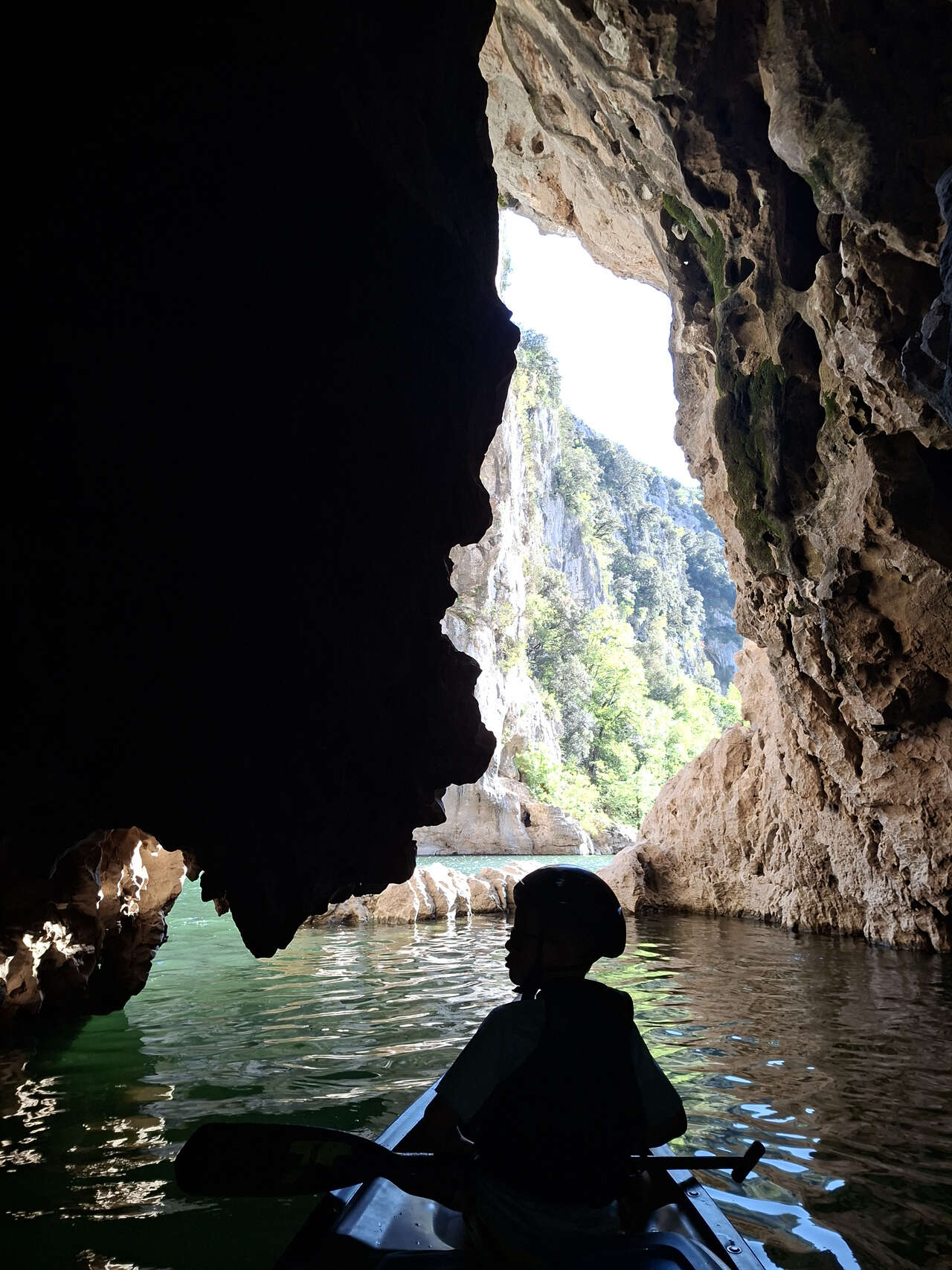 Enfant en canoë à l’intérieur de la grotte du Pont d’Arc dans les gorges secrètes de l’Ardèche
