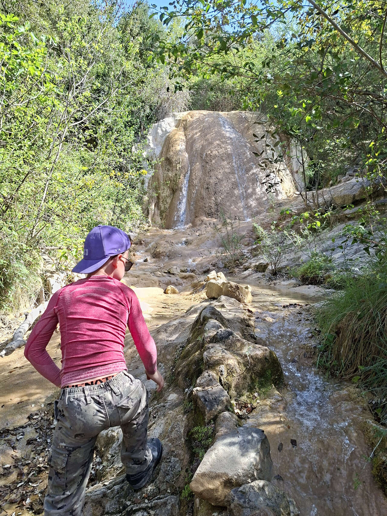 Enfant explorant la cascade du Tiourre lors d’un séjour nature dans les gorges de l’Ardèche
