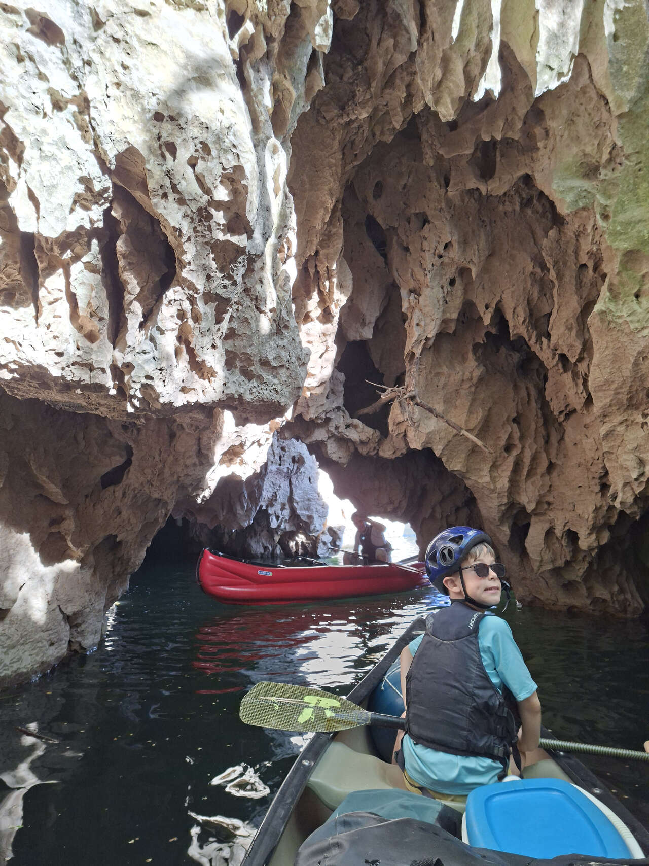 Exploration en canoë de la grotte du Pont d’Arc dans les gorges de l’Ardèche