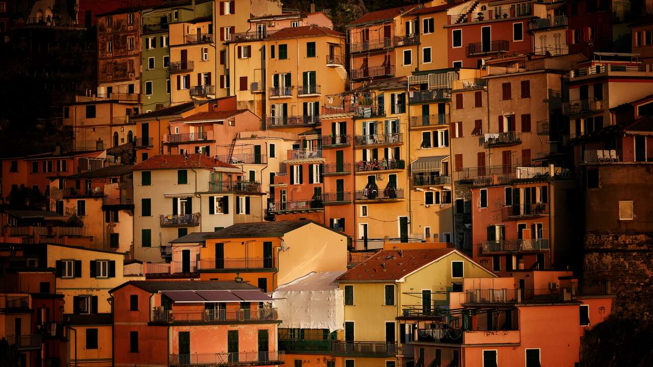 Façades colorées des maisons de Manarola au coucher du soleil