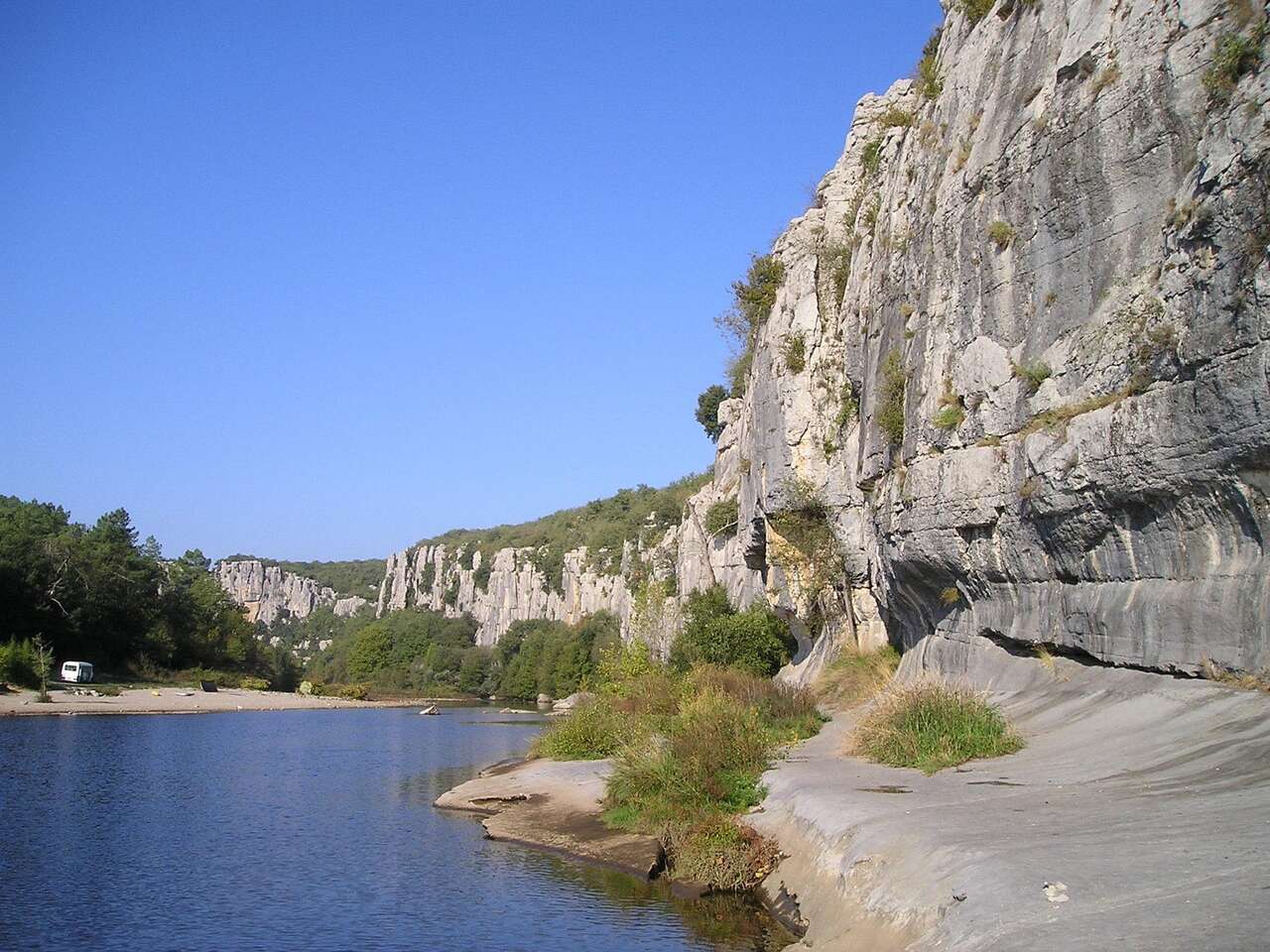 Falaises calcaires bordant une rivière en Ardèche