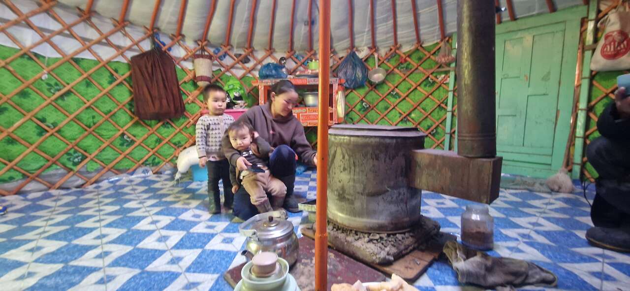 Famille nomade mongole dans sa yourte traditionnelle, immersion chez l'habitant dans l'Altaï