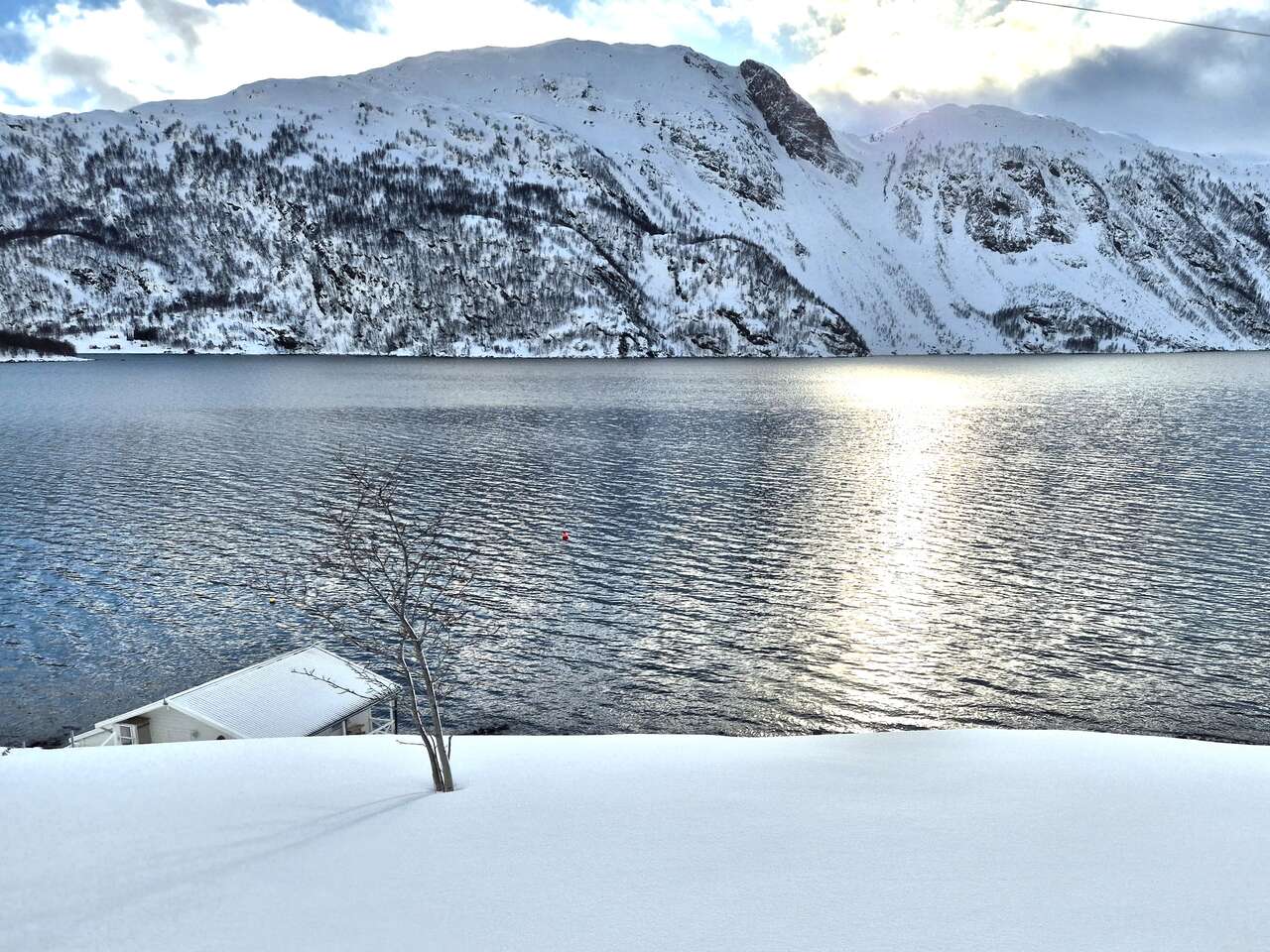 Fjord enneigé du Finnmark en Norvège