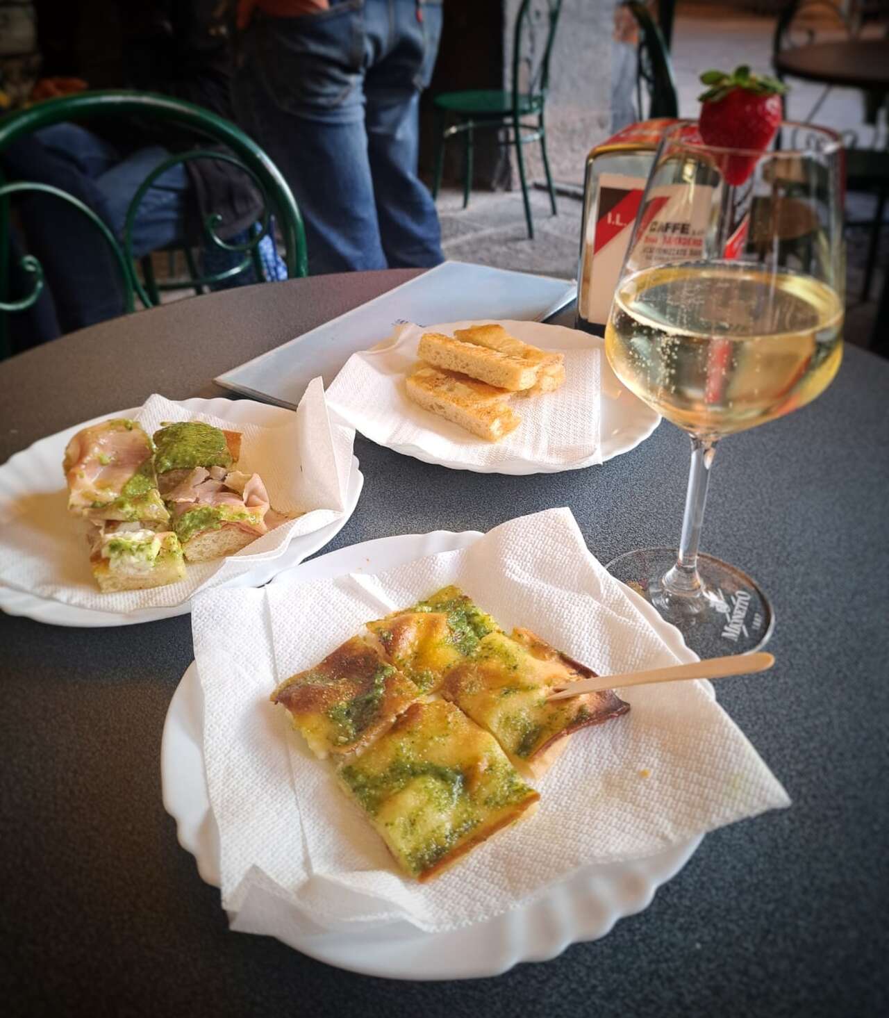 Focaccia et vin blanc lors d'un apéritif en Ligurie