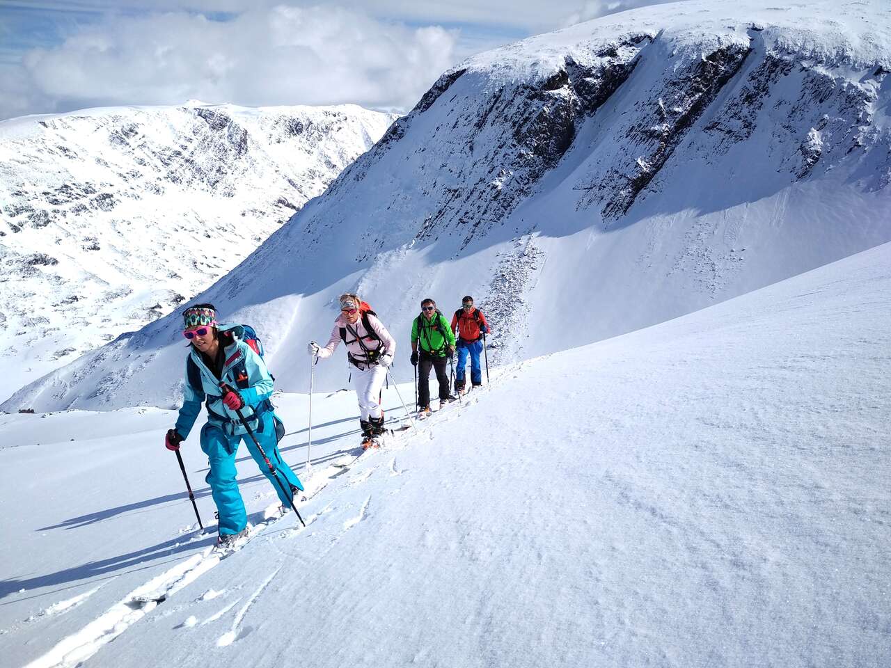 Groupe de skieurs en randonnée dans le Finnmark