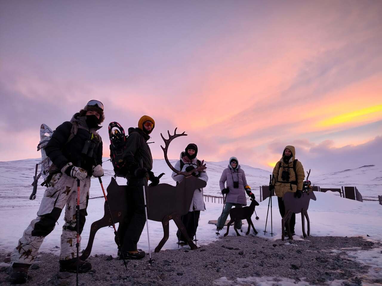 Groupe en raquettes dans la toundra enneigée de Norvège