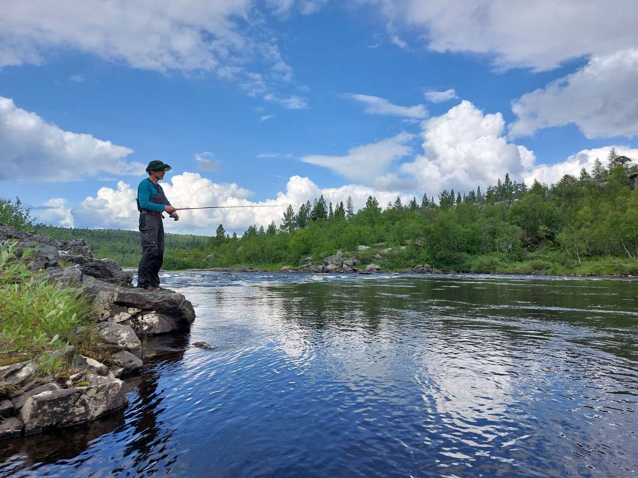 Guide entrain de pêcher au bord d'une rivière