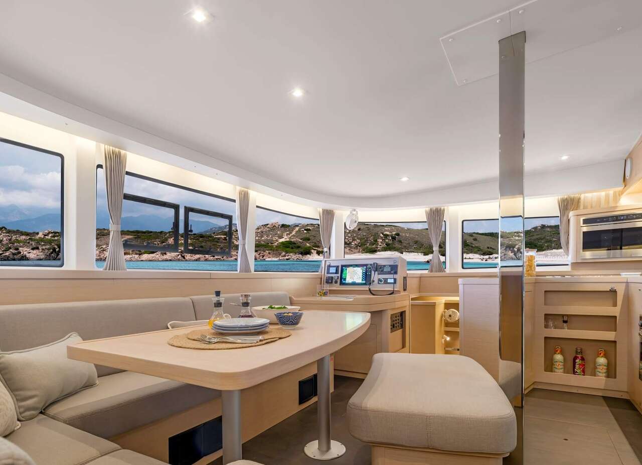 intérieur du catamaran Lagoon 42 Millenium – séjour en mer Méditerranée
