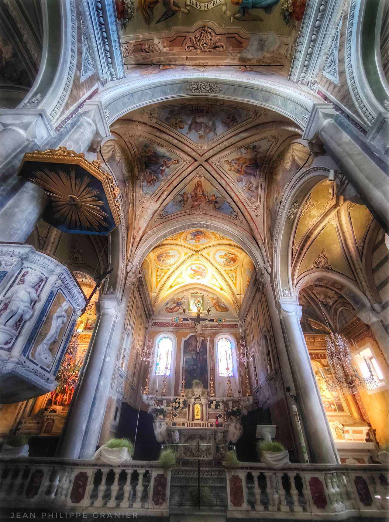 Intérieur richement décoré d'une église historique de Ligurie