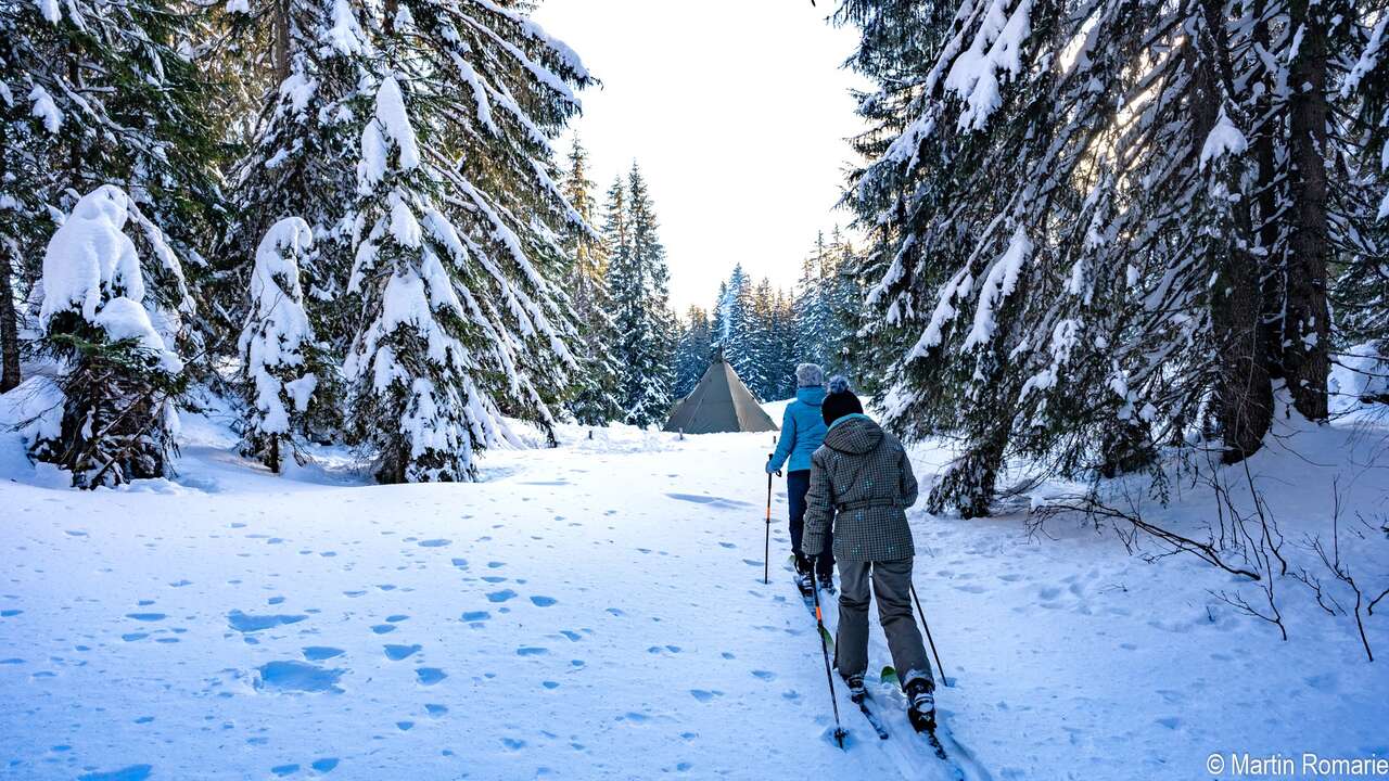 ki nordique dans le Jura suisse, arrivée au bivouac sous tipi en pleine forêt