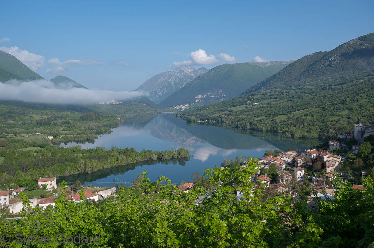 Lac et village des Abruzzes en Italie