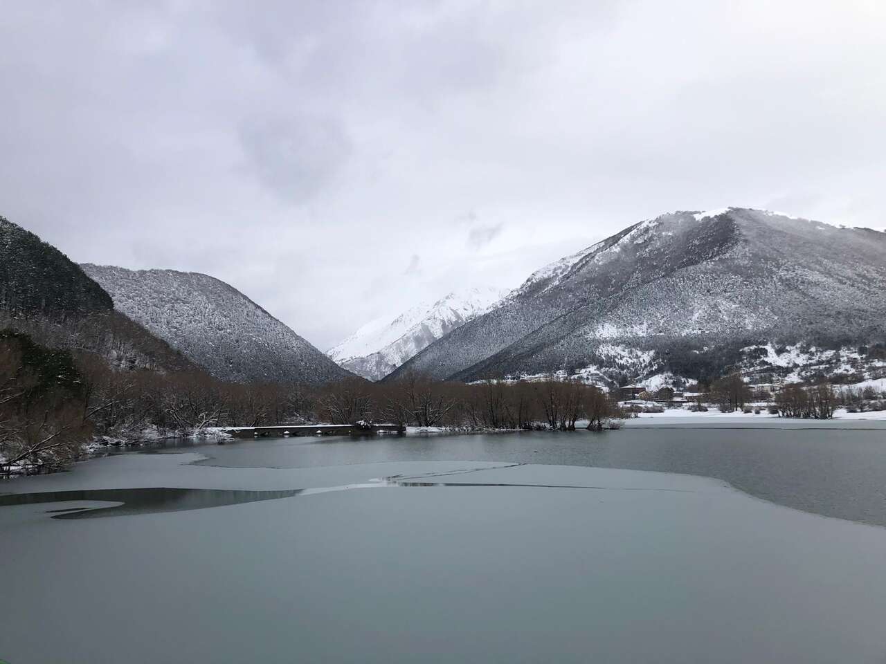 Lac partiellement gelé au cœur des montagnes enneigées des Abruzzes – séjour hivernal nature avec Amarok l’Esprit Nature