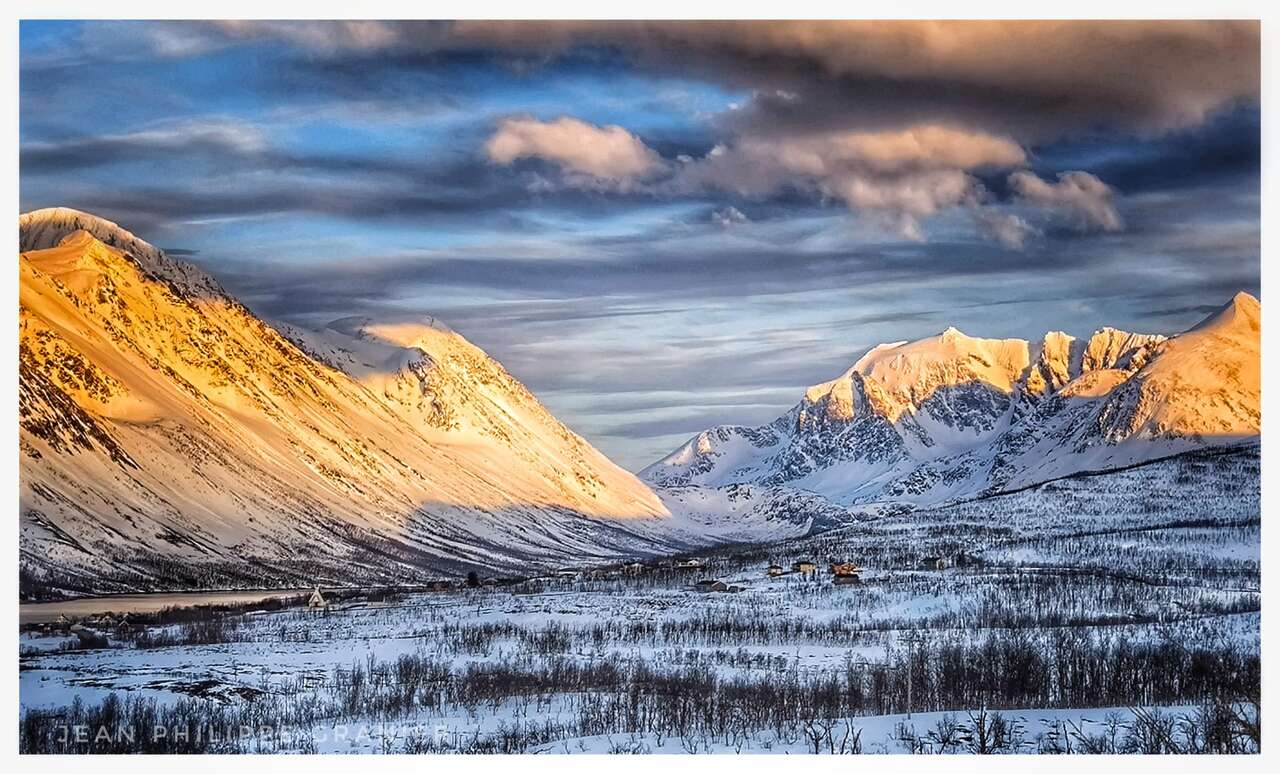 Lumières dorées sur les fjords norvégiens en hiver