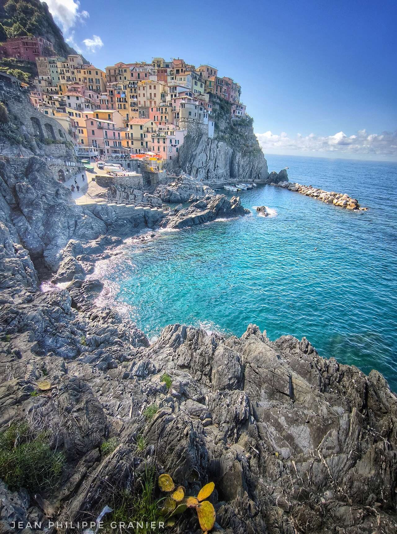 Manarola et ses falaises plongeant dans les eaux turquoise