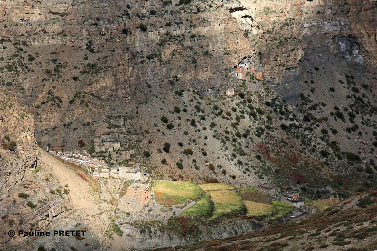 Monastère bouddhiste accroché aux falaises du Haut Dolpo au Népal