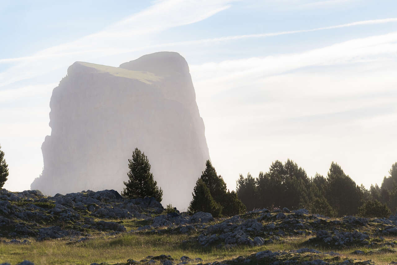 Mont Aiguille dominant les paysages des Hauts Plateaux du Vercors