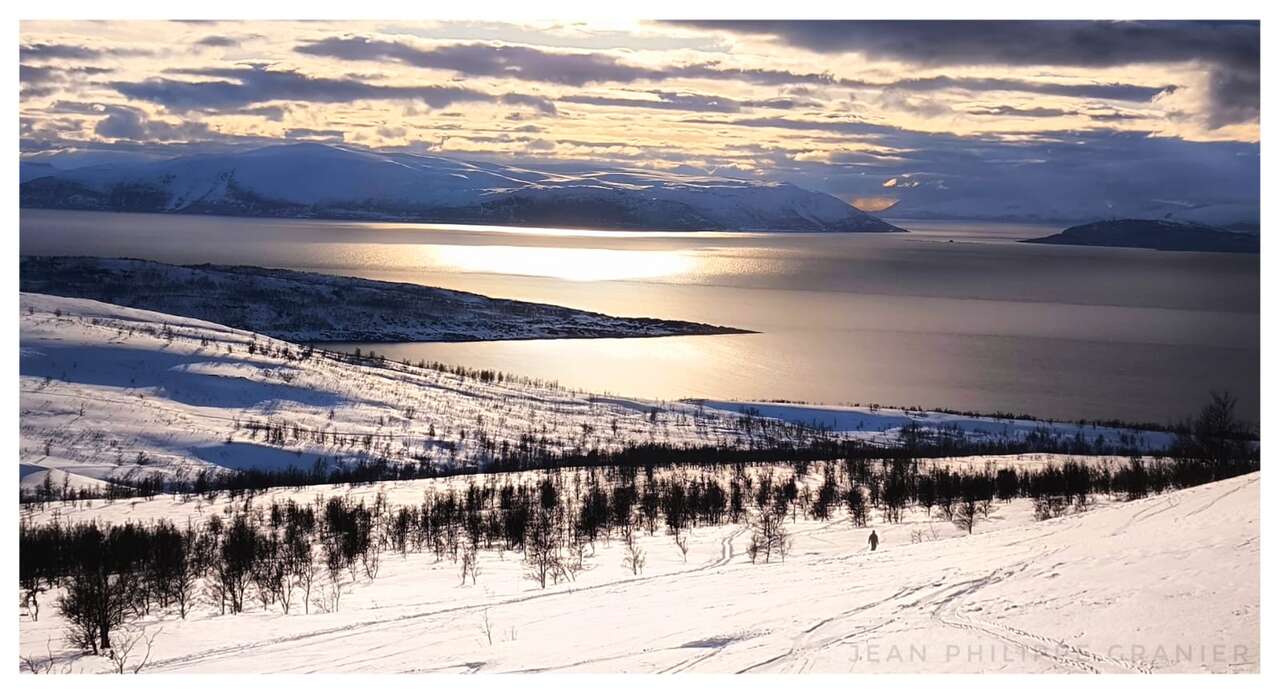 Montagnes dorées au soleil couchant – Fjords de l’Ouest