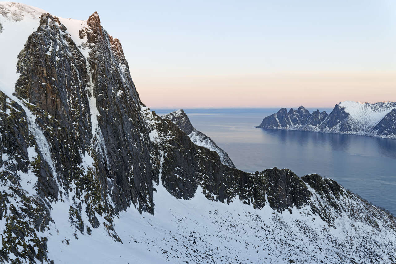 montagnes escarpées et fjord en hiver sur l’île de Senja en Norvège