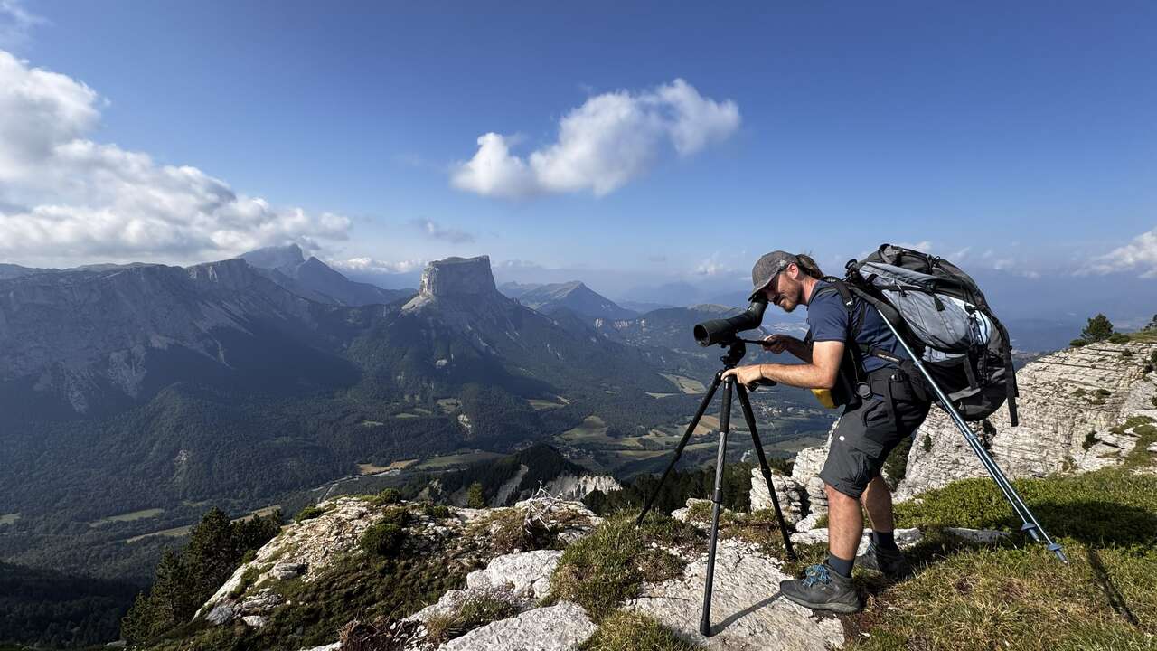 Observation à la longue-vue face aux paysages du massif du Vercors