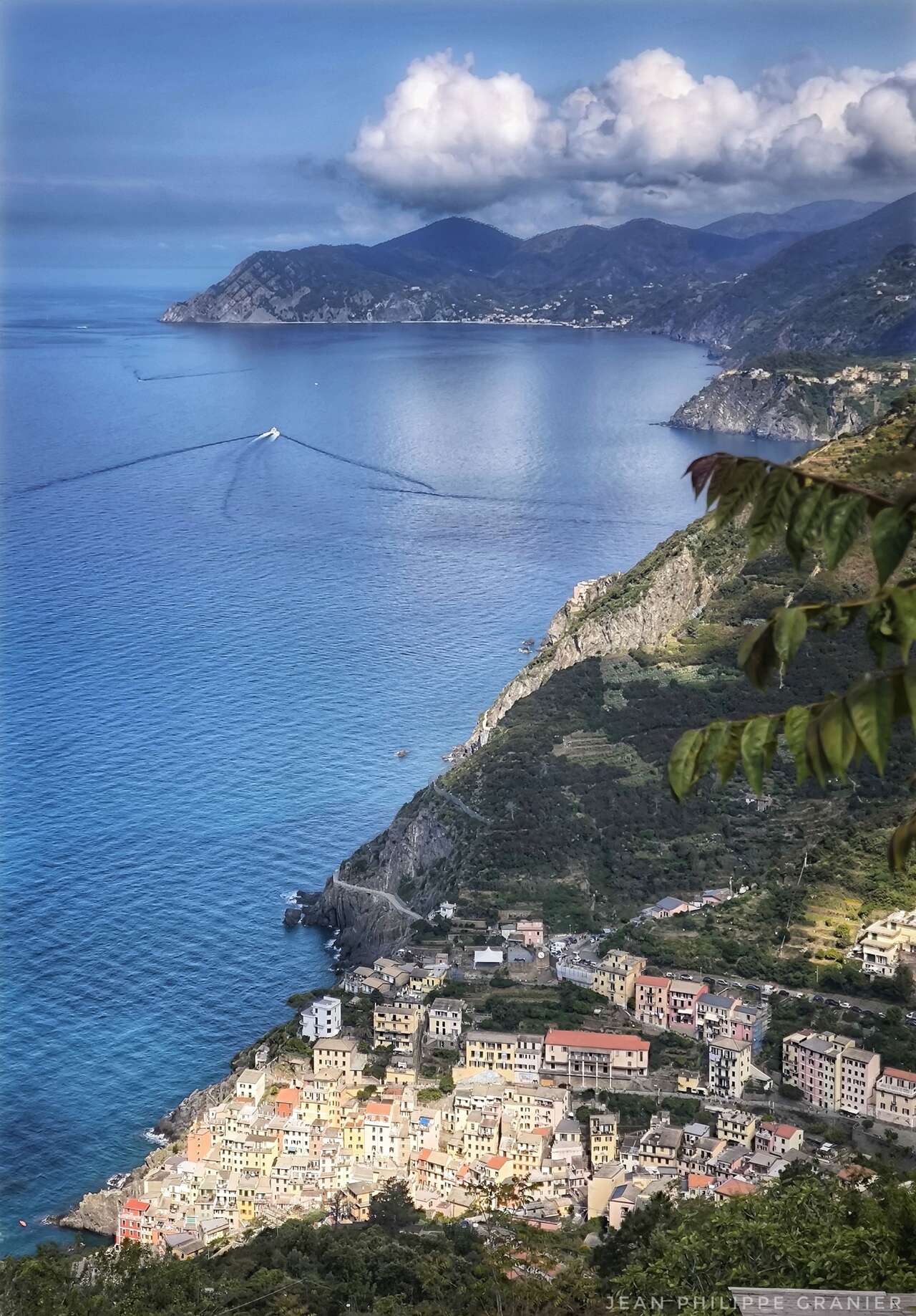 Panorama de Riomaggiore, des falaises et de la mer des Cinque Terre en Ligurie
