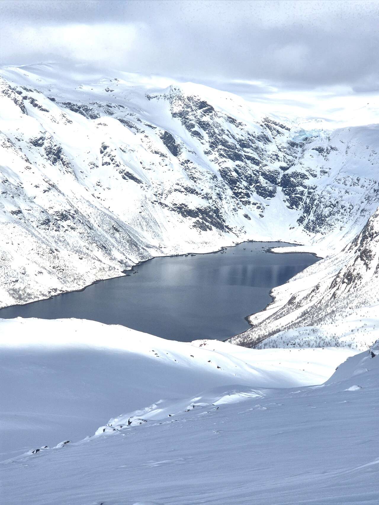 Panorama du Finnmark entre fjord et montagnes enneigées
