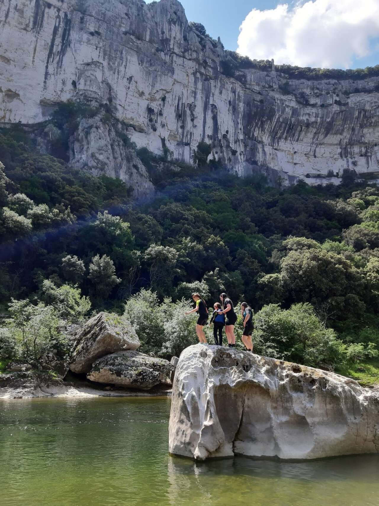 Participants d'un séjour Amarok  prêts à sauter d'un rocher dans la rivière Ardèche