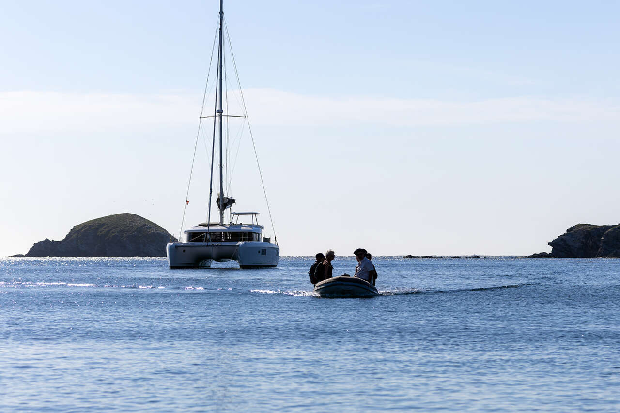 Participants quittant leur catamaran en annexe pour rejoindre les îles d'Hyères