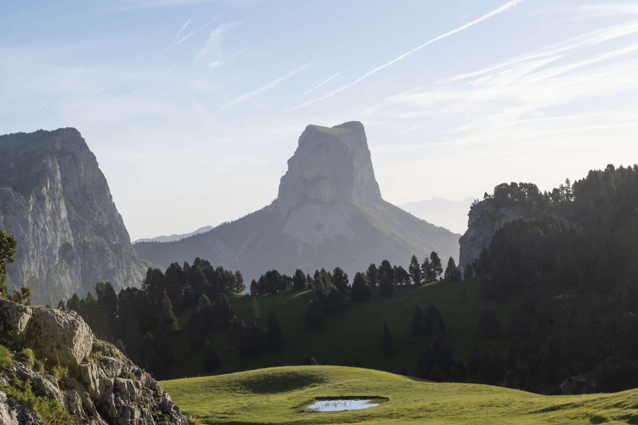 Paysage du massif du Vercors avec le Mont Aiguille au printemps