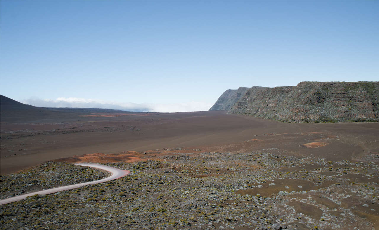 Paysage volcanique de la Plaine des Sables à La Réunion avec route sinueuse